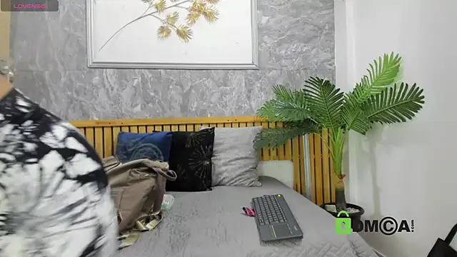 Snapshot of princequinn_ chatting on December 21, 8:27 pm princequinn online show from December 21, 8:27 pm