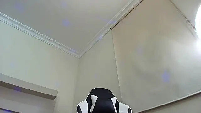 Snapshot of princequinn_ chatting on May 24, 11:21 pm princequinn online show from May 24, 11:21 pm