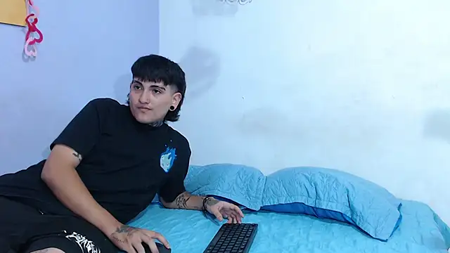 Snapshot of onixandghosty1 chatting on December 5, 6:59 pm onixandghosty1 online show from December 5, 6:59 pm