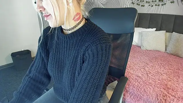 Kira Key online show from October 18, 1:52 am