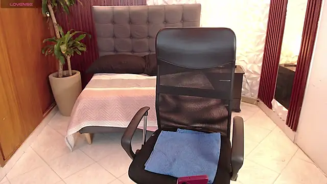 Snapshot of veronica_em1 chatting on May 6, 1:49 pm veronica em1 online show from May 6, 1:49 pm