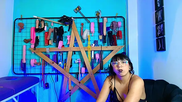 Snapshot of Mrmia_bdsm_extreme chatting on October 18, 12:28 pm Mrmia bdsm extreme online show from October 18, 12:28 pm