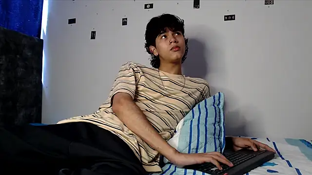 Snapshot of alexmark_ chatting on May 21, 6:15 pm alexmark online show from May 21, 6:15 pm