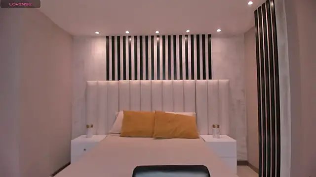 LeahNovac online show from October 18, 11:33 am