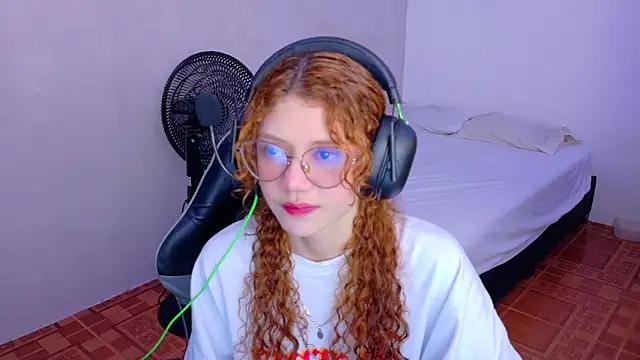 Snapshot of Birdie_0 chatting on September 10, 1:22 pm Birdie 0 online show from September 10, 1:22 pm