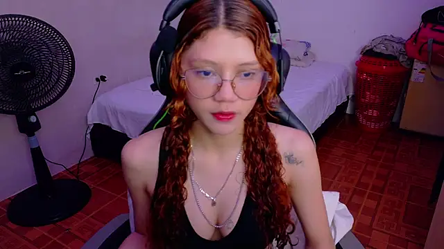 Snapshot of Birdie_0 chatting on September 25, 2:15 am Birdie 0 online show from September 25, 2:15 am