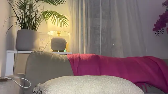 Snapshot of KayleeBella chatting on September 16, 8:43 pm KayleeBella online show from September 16, 8:43 pm