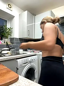 Snapshot of KayleeBella chatting on September 18, 6:43 pm KayleeBella online show from September 18, 6:43 pm