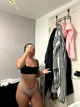 Snapshot of KayleeBella chatting on October 2, 9:22 pm KayleeBella online show from October 2, 9:22 pm