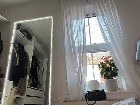 Snapshot of KayleeBella chatting on October 12, 4:17 pm KayleeBella online show from October 12, 4:17 pm