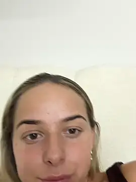 Snapshot of KayleeBella chatting on October 16, 8:21 pm KayleeBella online show from October 16, 8:21 pm