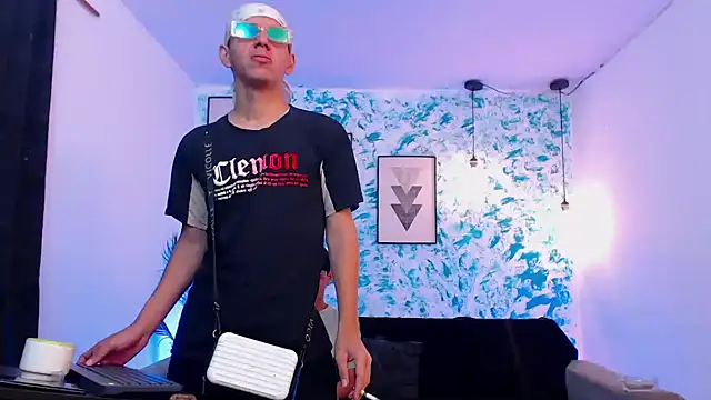 Snapshot of Marcus_and_Tony chatting on September 21, 8:10 pm Marcus and Tony online show from September 21, 8:10 pm