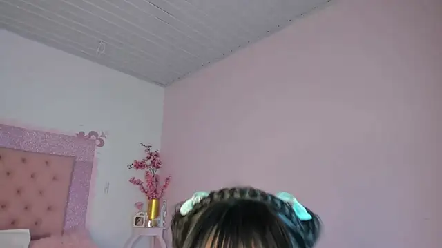 Snapshot of roxyswt chatting on June 18, 4:57 am roxyswt online show from June 18, 4:57 am