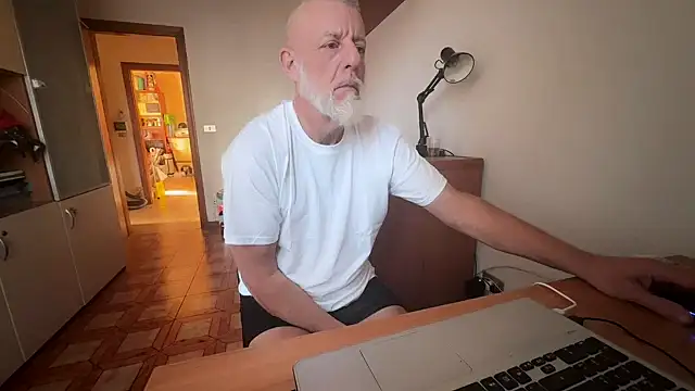 Snapshot of Pigna16PSRN chatting on February 17, 8:00 am Pigna16PSRN online show from February 17, 8:00 am