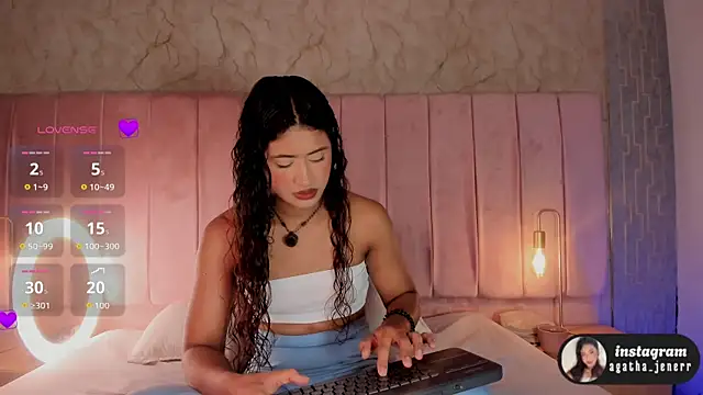 Snapshot of agatha_jener chatting on April 28, 11:37 am agatha jener online show from April 28, 11:37 am