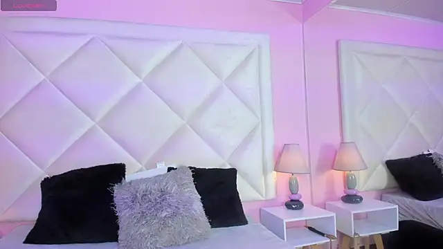 Miaa Smithh   online show from March 31, 11:32 am