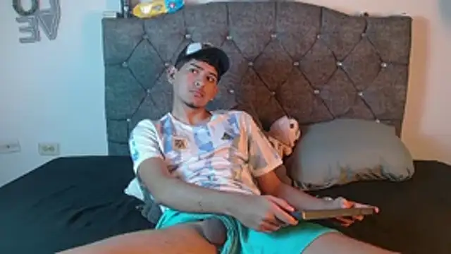 logan willyams  online show from October 18, 9:59 pm