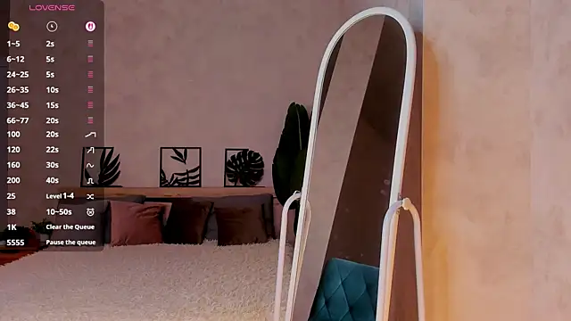 Lynn Martin online show from April 13, 4:01 pm