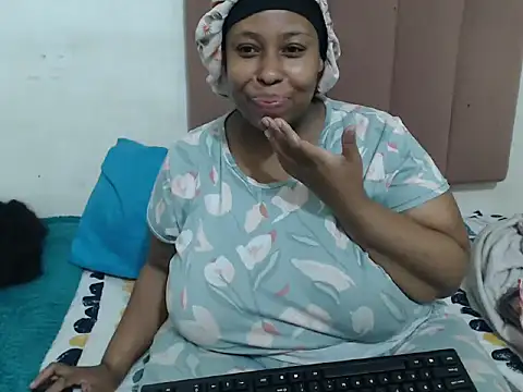 Snapshot of Chubby_Queenx255 chatting on October 15, 4:01 am Chubby Queenx255 online show from October 15, 4:01 am