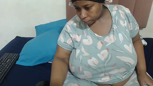 Snapshot of Chubby_Queenx255 chatting on November 8, 8:40 pm Chubby Queenx255 online show from November 8, 8:40 pm