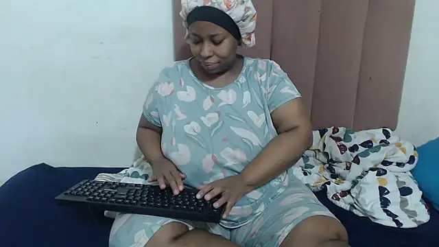 Snapshot of Chubby_Queenx255 chatting on November 14, 5:17 am Chubby Queenx255 online show from November 14, 5:17 am