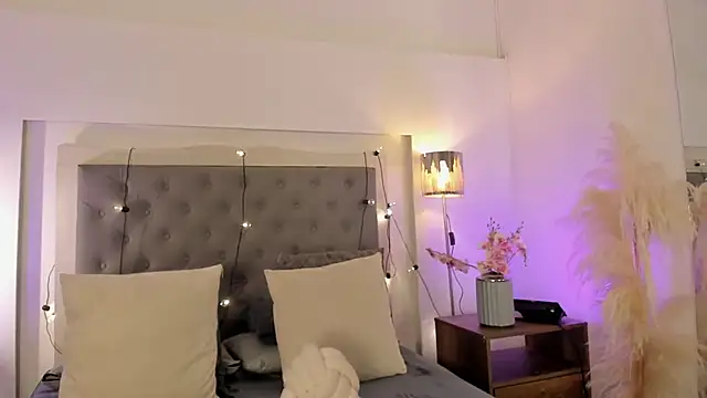 lea walkerr online show from April 17, 7:39 pm