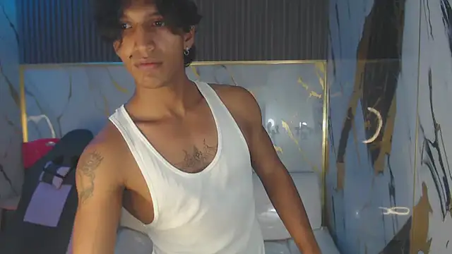 Snapshot of bull_cam chatting on October 22, 7:46 pm bull cam online show from October 22, 7:46 pm