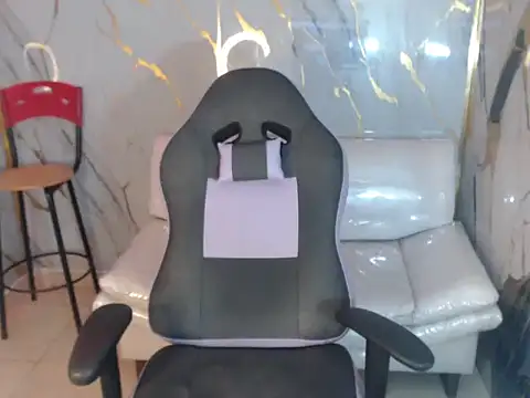 Snapshot of bull_cam chatting on October 24, 8:16 pm bull cam online show from October 24, 8:16 pm