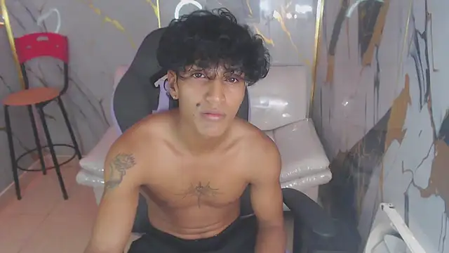 Snapshot of bull_cam chatting on October 26, 4:24 pm bull cam online show from October 26, 4:24 pm