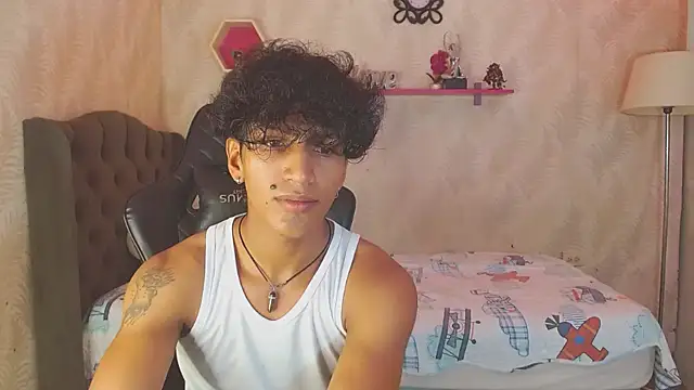 Snapshot of bull_cam chatting on October 29, 3:14 pm bull cam online show from October 29, 3:14 pm