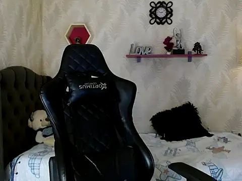 Snapshot of bull_cam chatting on November 4, 5:12 pm bull cam online show from November 4, 5:12 pm