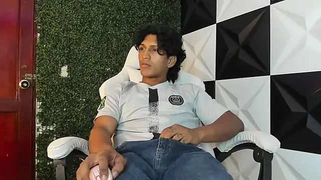 Snapshot of bull_cam chatting on November 5, 7:14 pm bull cam online show from November 5, 7:14 pm