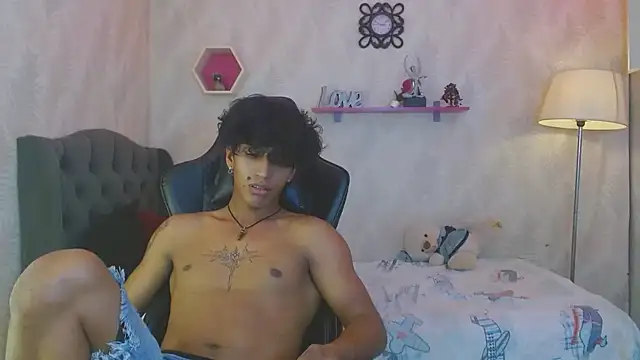 Snapshot of bull_cam chatting on November 11, 7:14 pm bull cam online show from November 11, 7:14 pm