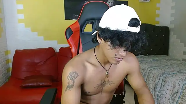 Snapshot of bull_cam chatting on November 16, 6:57 pm bull cam online show from November 16, 6:57 pm