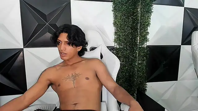 Snapshot of bull_cam chatting on November 17, 6:24 pm bull cam online show from November 17, 6:24 pm