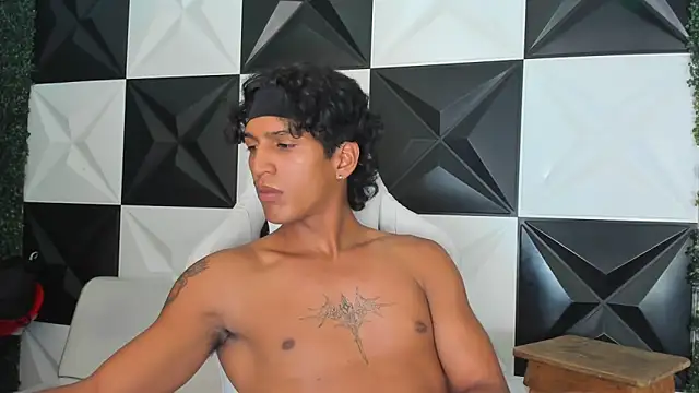 Snapshot of bull_cam chatting on November 18, 8:13 pm bull cam online show from November 18, 8:13 pm