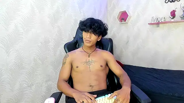 Snapshot of bull_cam chatting on November 22, 7:13 pm bull cam online show from November 22, 7:13 pm