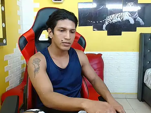 Snapshot of bull_cam chatting on December 3, 1:35 am bull cam online show from December 3, 1:35 am