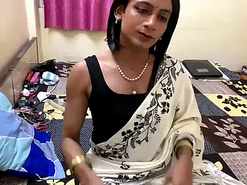 Snapshot of LuvLayla chatting on November 12, 8:30 pm LuvLayla online show from November 12, 8:30 pm