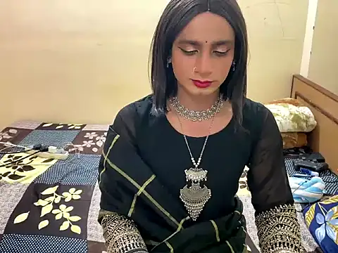 Snapshot of LuvLayla chatting on December 19, 6:37 pm LuvLayla online show from December 19, 6:37 pm