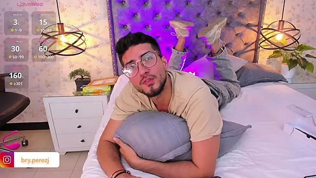 Snapshot of bryXonStorm chatting on November 9, 3:43 pm bryXonStorm online show from November 9, 3:43 pm