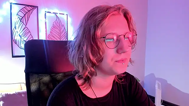 Snapshot of Hailey_Foxy chatting on November 17, 9:04 am Hailey Foxy online show from November 17, 9:04 am