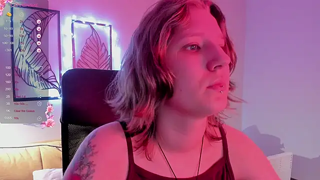 Snapshot of Hailey_Foxy chatting on November 22, 9:19 am Hailey Foxy online show from November 22, 9:19 am