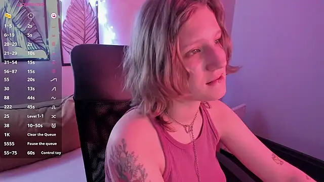 Snapshot of Hailey_Foxy chatting on December 4, 8:12 am Hailey Foxy online show from December 4, 8:12 am