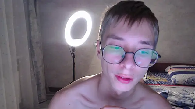 Snapshot of glasses_cat chatting on November 11, 9:59 pm glasses cat online show from November 11, 9:59 pm