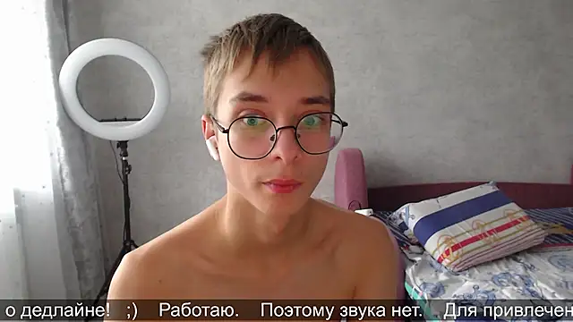 Snapshot of glasses_cat chatting on November 13, 9:52 am glasses cat online show from November 13, 9:52 am