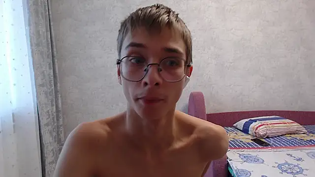 Snapshot of glasses_cat chatting on November 15, 6:33 am glasses cat online show from November 15, 6:33 am