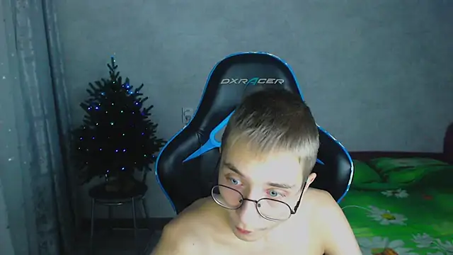 Snapshot of glasses_cat chatting on December 4, 6:38 pm glasses cat online show from December 4, 6:38 pm