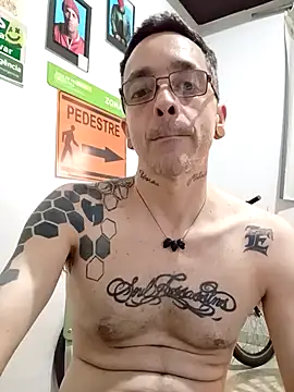 Snapshot of dinho_carioca chatting on October 6, 1:19 pm dinho carioca online show from October 6, 1:19 pm