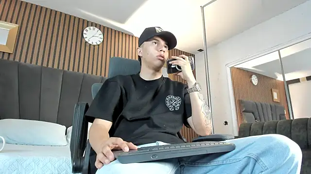 Snapshot of liaamsmiith_ chatting on October 2, 12:23 pm liaamsmiith online show from October 2, 12:23 pm